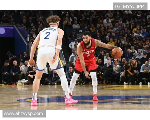 勇士险胜雷霆121比118关键时刻展现团队默契与个人能力